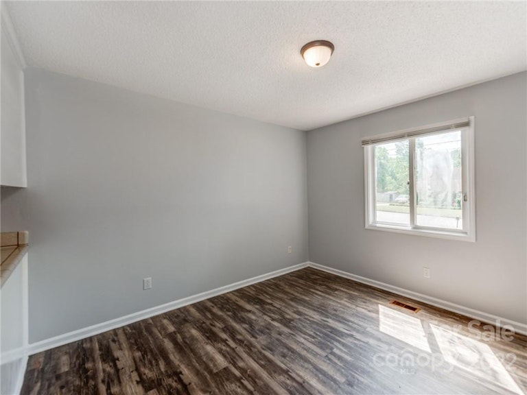 Photo 10 of 38 - 2654 Castle Hill Rd, Gastonia, NC 28052