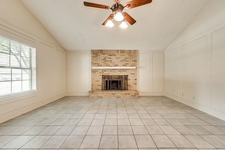 Photo 6 of 28 - 925 Old Mill Cir, Irving, TX 75061