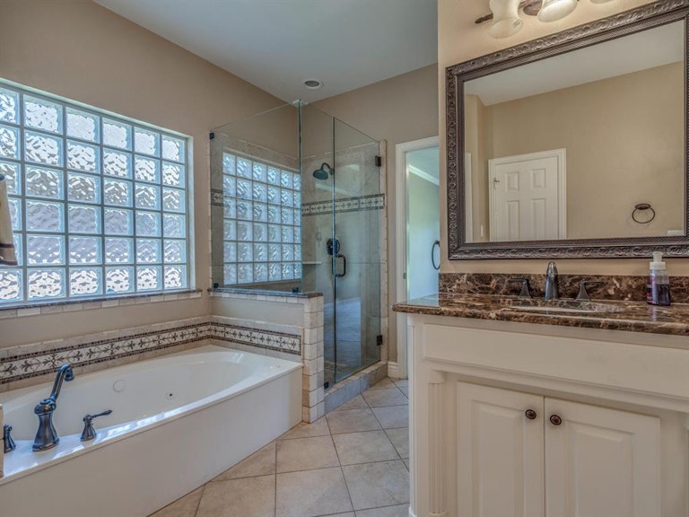 Photo 18 of 32 - 2524 Oak Brook Dr, Bedford, TX 76021