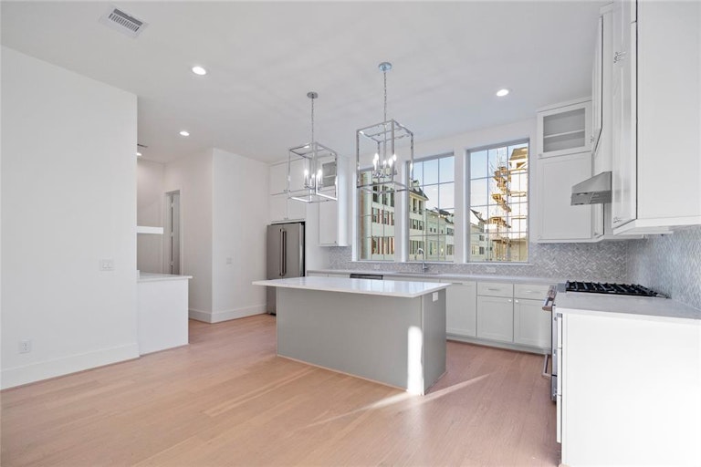 Photo 3 of 14 - 942 Dunleigh Meadows Ln, Houston, TX 77055