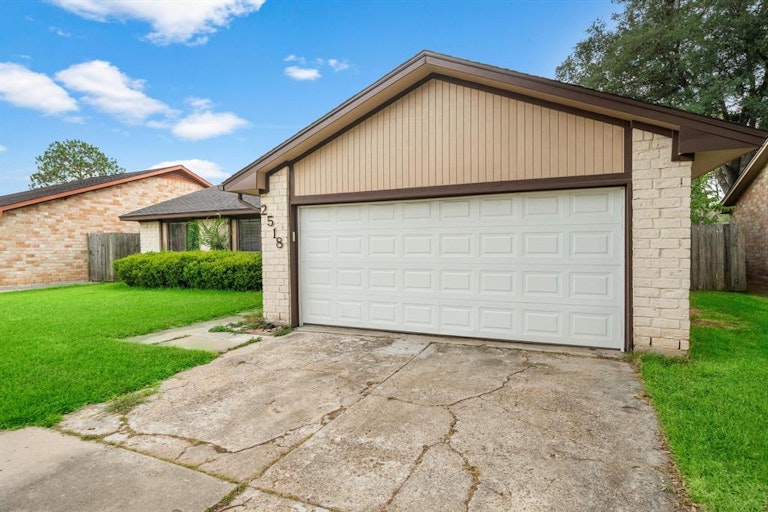 Photo 2 of 20 - 2518 Sage Brush Ln, Sugar Land, TX 77479