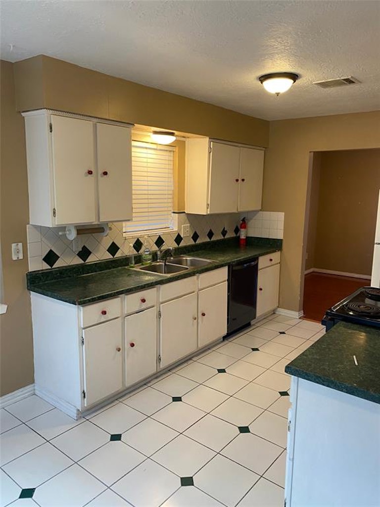 Photo 15 of 25 - 15211 Heron Park Dr, Humble, TX 77396