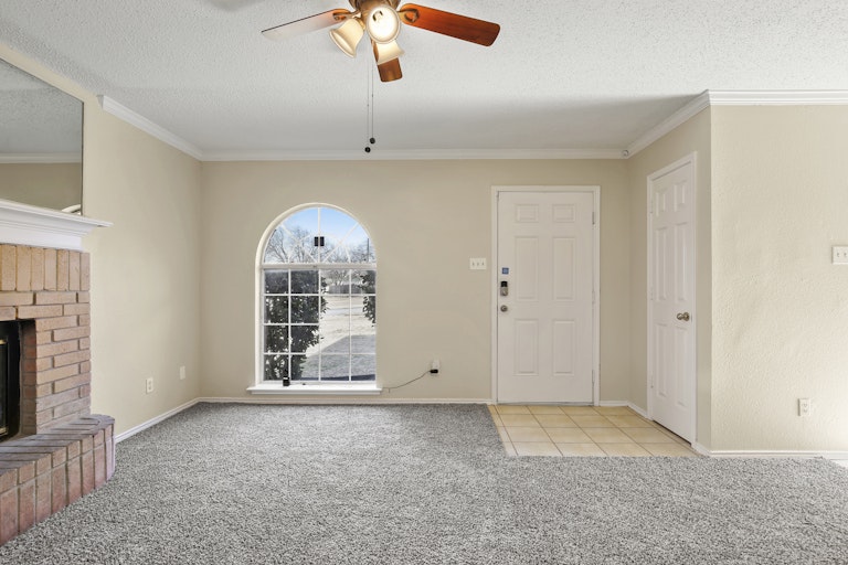 Photo 9 of 25 - 812 Max St, Fort Worth, TX 76108
