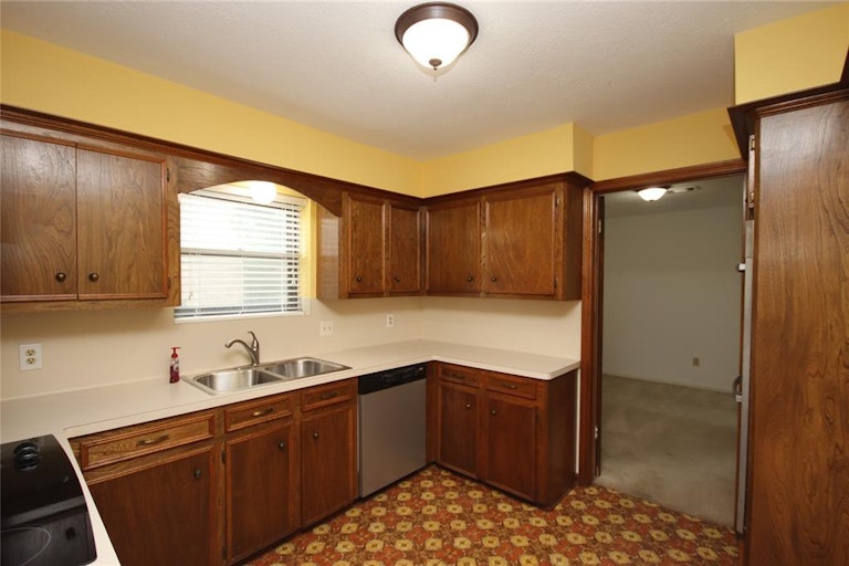 Photo 6 of 31 - 7507 Renmark Ln, Houston, TX 77070