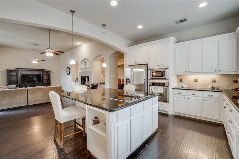 Photo 8 of 33 - 2930 Aerial Dr, Frisco, TX 75033