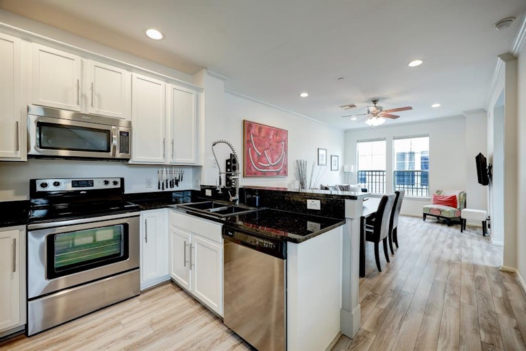 Photo 5 of 20 - 3001 Murworth Dr #501, Houston, TX 77025