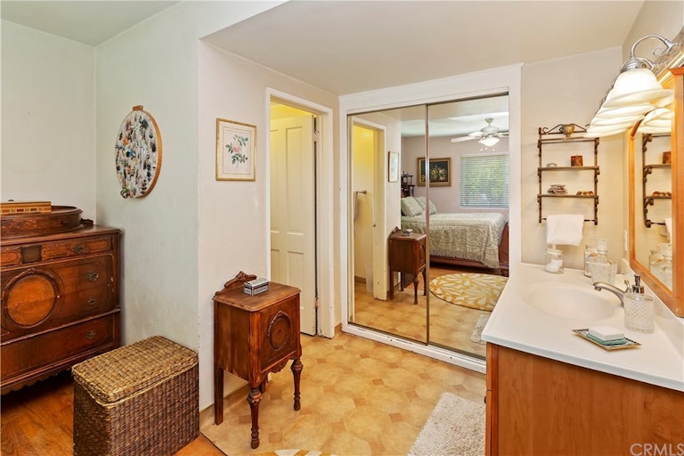 Photo 26 of 41 - 153 N Hacienda Ave, Glendora, CA 91741