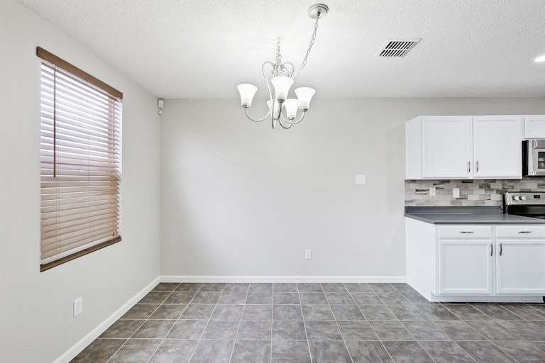Photo 8 of 32 - 1300 Anna Lea Ln, Burleson, TX 76028