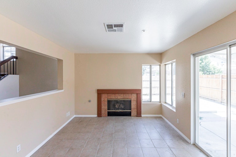 Photo 5 of 24 - 15641 Coventry Ln, Fontana, CA 92337
