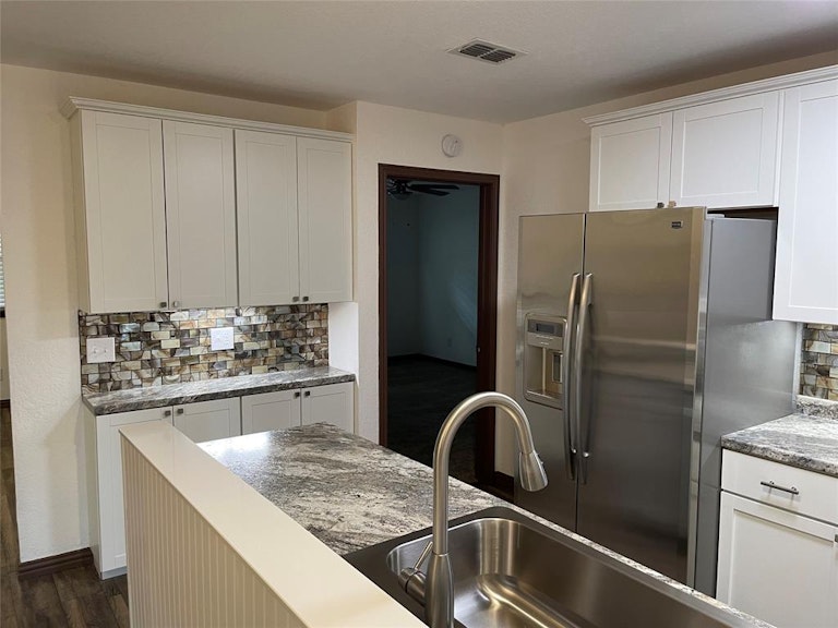 Photo 13 of 40 - 208 Guinevere Dr, Weatherford, TX 76086