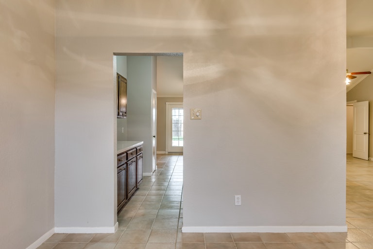 Photo 9 of 23 - 505 Country View Ln, Garland, TX 75043