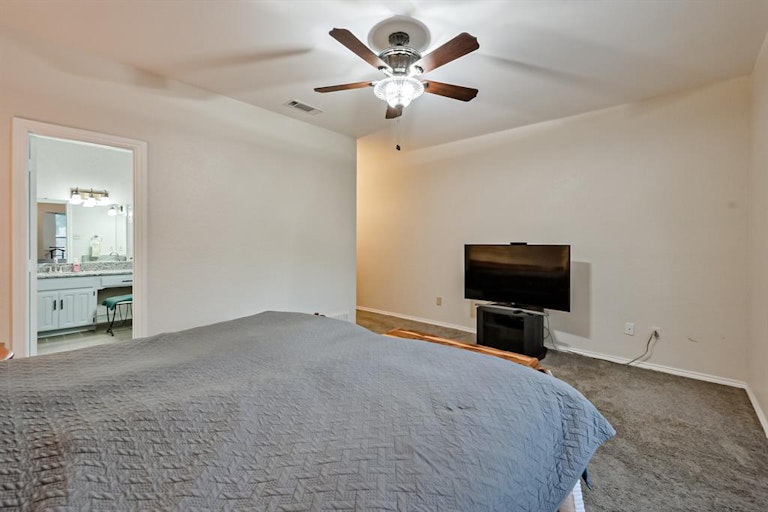 Photo 18 of 40 - 5607 Oak Branch Dr, Arlington, TX 76016