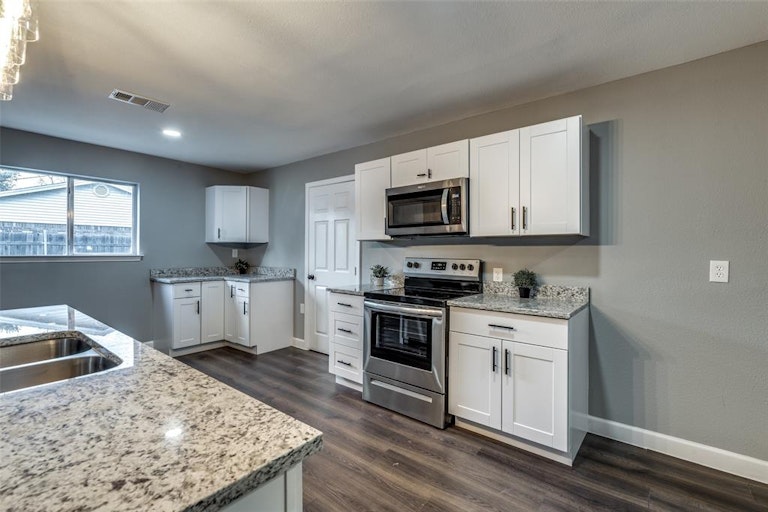Photo 9 of 25 - 1910 Lachelle Ln, Arlington, TX 76010