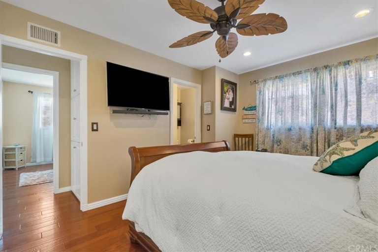 Photo 14 of 28 - 8301 Friesland Dr, Huntington Beach, CA 92647