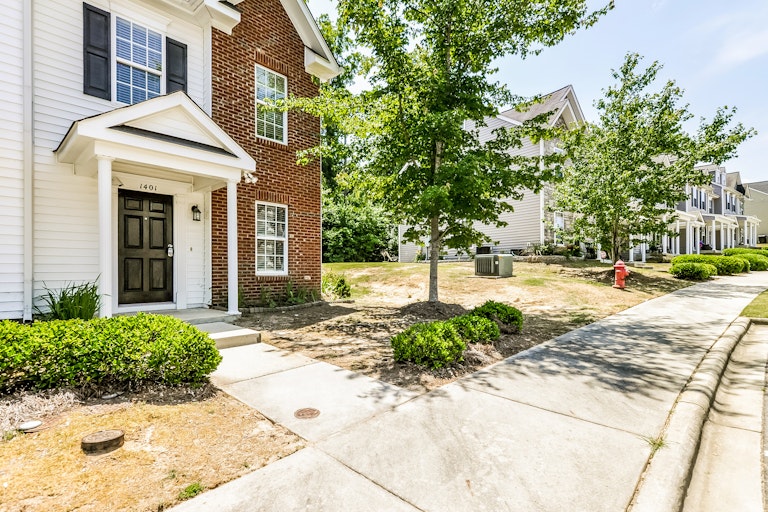 Photo 3 of 25 - 1401 Plexor Ln, Knightdale, NC 27545