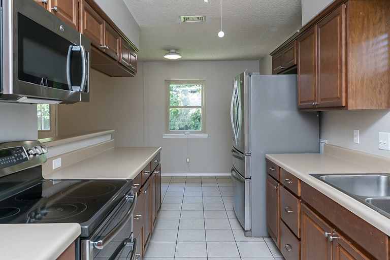 Photo 4 of 18 - 1708 Oak Tree Dr, Denton, TX 76209