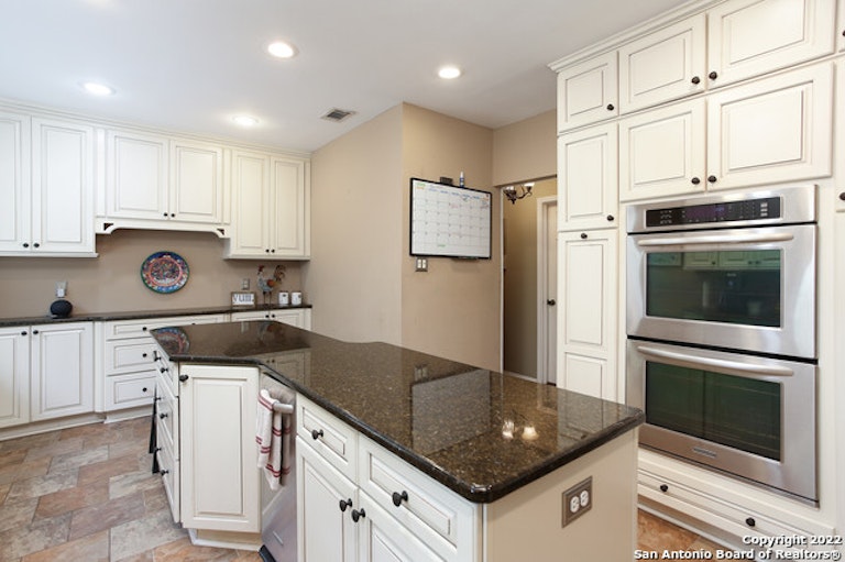 Photo 10 of 21 - 1911 Woodseer St, San Antonio, TX 78248