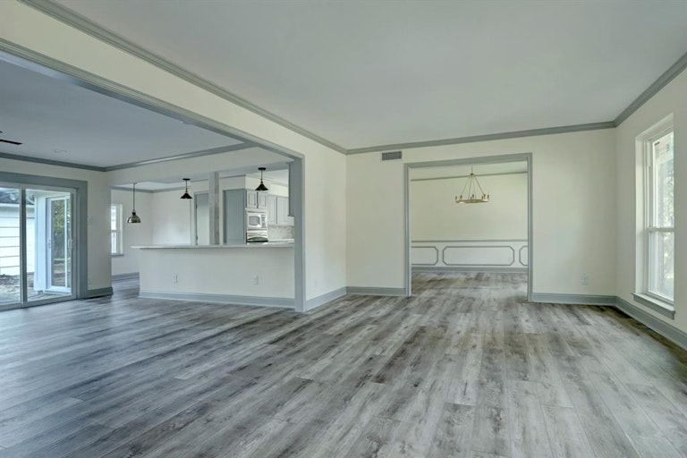 Photo 4 of 27 - 7919 Fairdale Ln, Houston, TX 77063