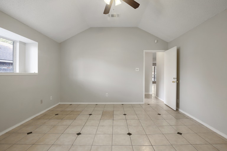 Photo 22 of 26 - 4949 Oak Hollow Dr, Grand Prairie, TX 75052