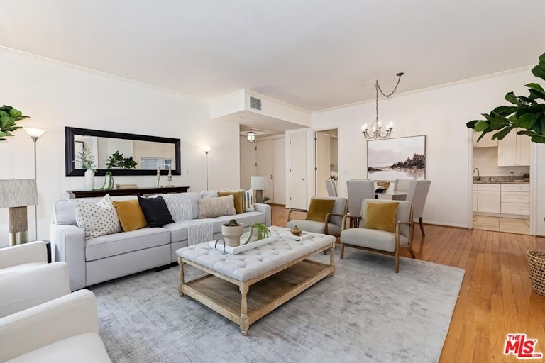 Photo 7 of 25 - 10960 Wellworth Ave #102, Los Angeles, CA 90024