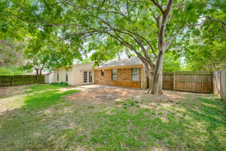 Photo 25 of 25 - 2705 Fountainview Dr, Corinth, TX 76210