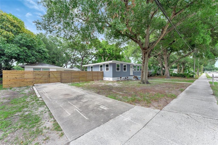 Photo 6 of 36 - 5801 78th Ave N, Pinellas Park, FL 33781