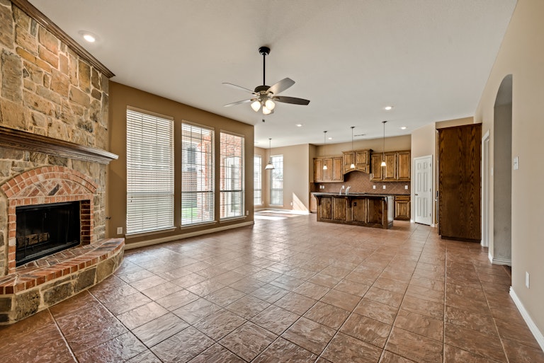 Photo 5 of 30 - 6947 Navigation Dr, Grand Prairie, TX 75054