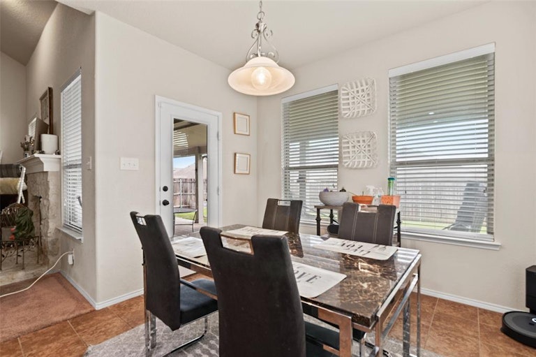 Photo 11 of 30 - 5408 Wharfside Pl, Denton, TX 76208