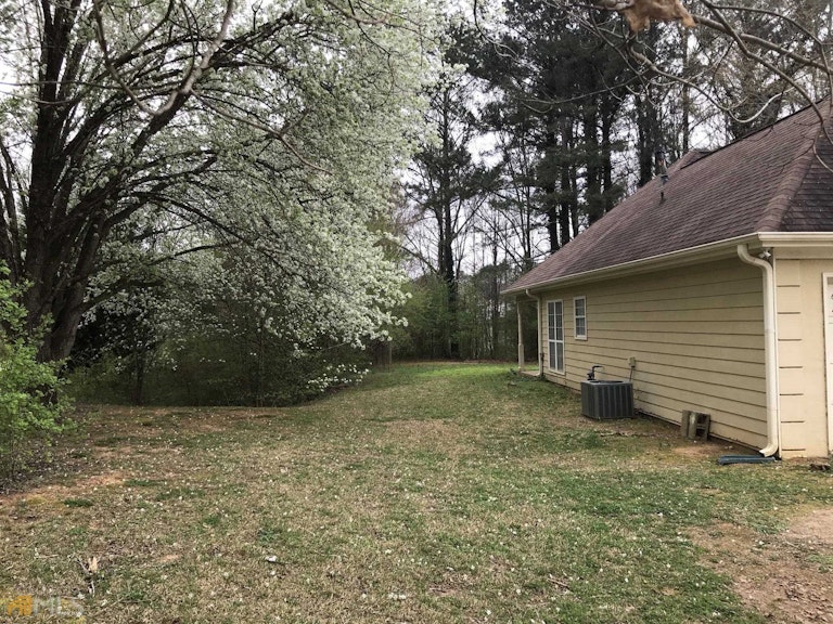 Photo 4 of 29 - 210 Buck Creek Dr, Covington, GA 30016