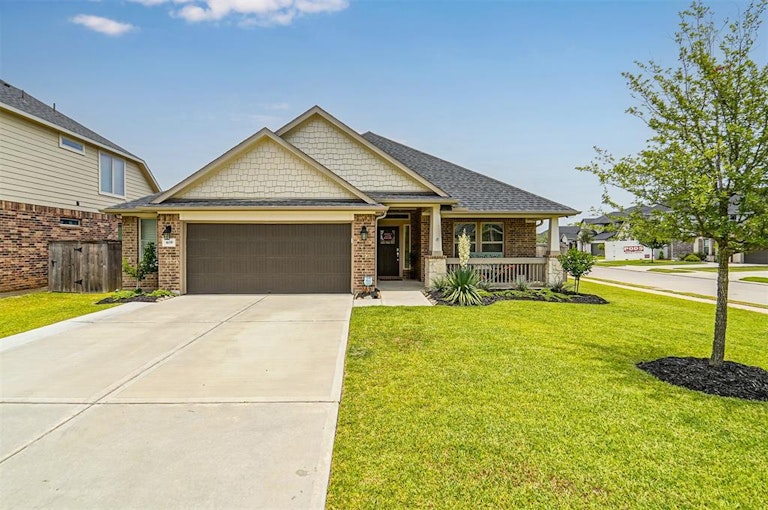 Photo 1 of 27 - 408 Beken Cove Ln, La Porte, TX 77571