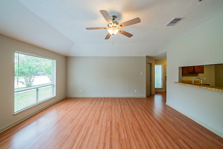 Photo 13 of 32 - 105 Greenshire Dr, League City, TX 77573