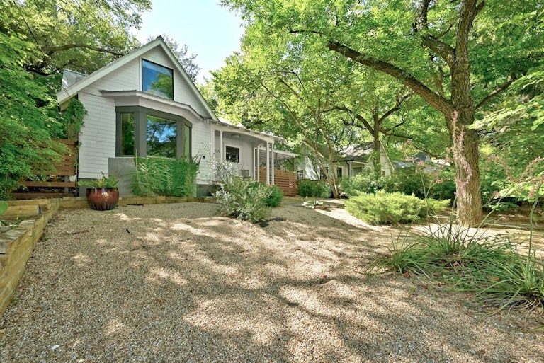 Photo 2 of 28 - 1207 Alta Vista Ave, Austin, TX 78704