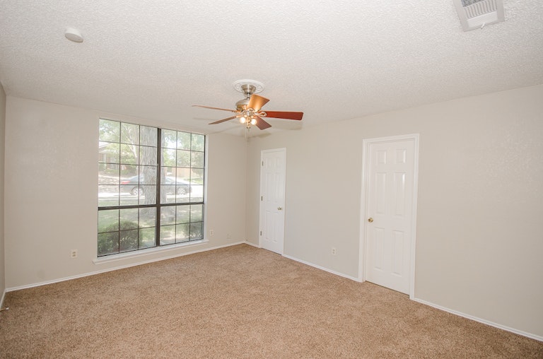 Photo 18 of 29 - 6205 Sasaki Way, Garland, TX 75043