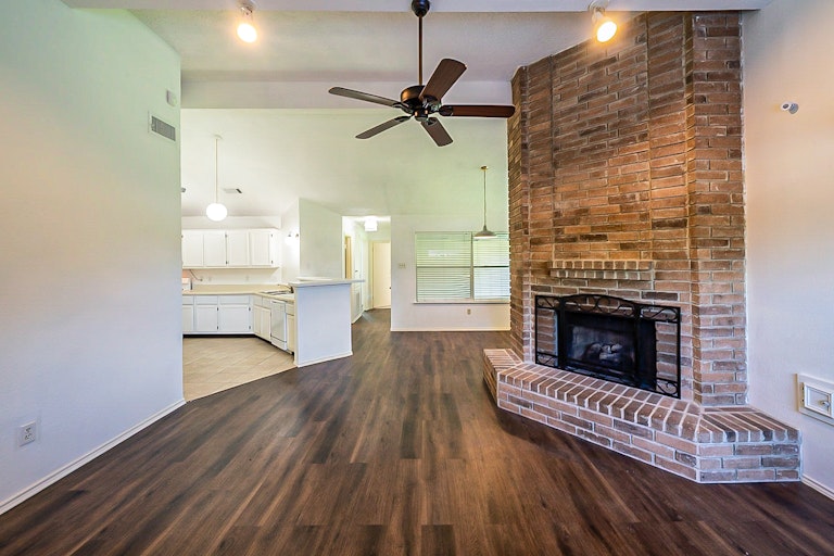 Photo 13 of 28 - 26 Parkbriar Cir, Baytown, TX 77521