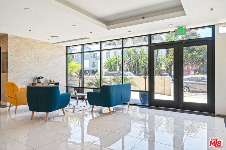 Photo 6 of 12 - 820 S Wilton Pl #206, Los Angeles, CA 90005