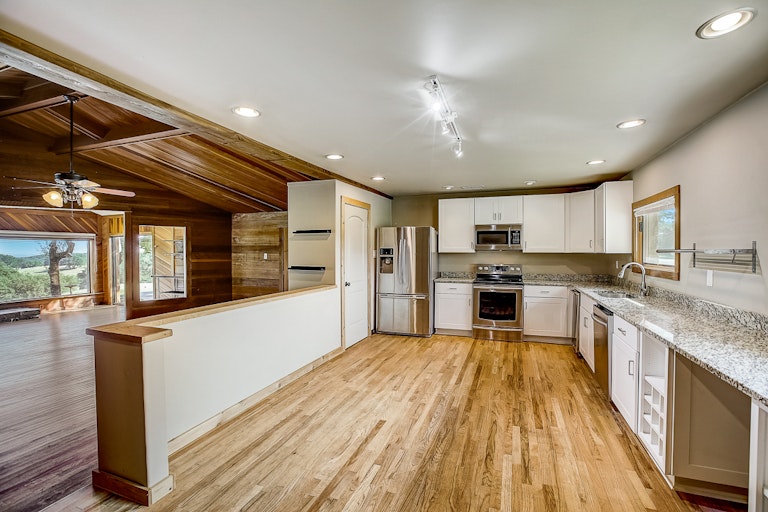 Photo 17 of 60 - 915 Lauder Dr, Spicewood, TX 78669