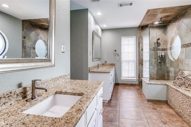 Photo 21 of 27 - 3825 Edgewater Dr, Bedford, TX 76021