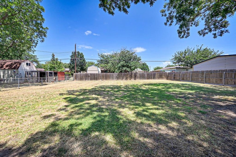 Photo 22 of 24 - 702 Paula St, Kennedale, TX 76060