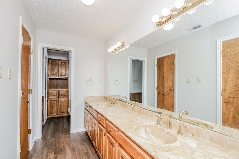 Photo 18 of 25 - 326 Hummingbird Ln, Duncanville, TX 75137