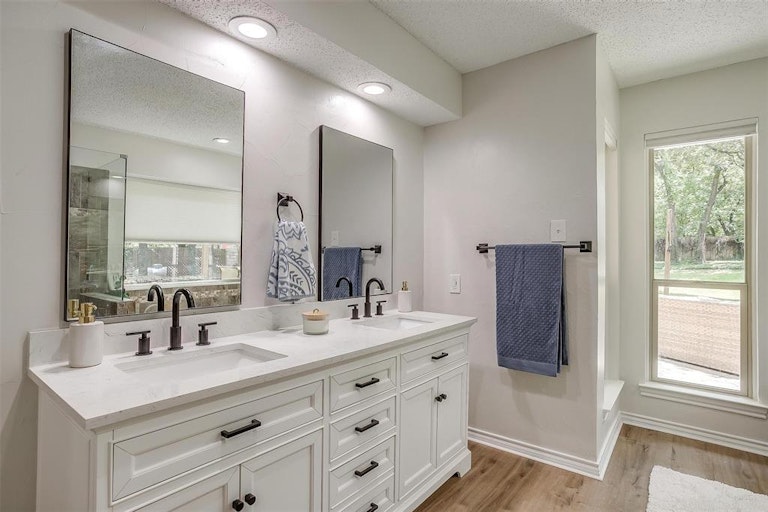 Photo 25 of 40 - 312 Emerald Ct, Burleson, TX 76028