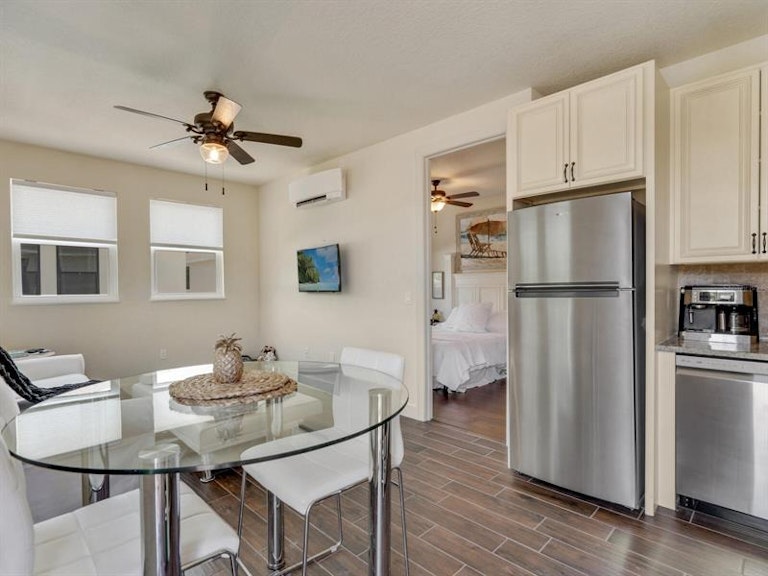 Photo 31 of 69 - 635 N Osprey Ave, Sarasota, FL 34236
