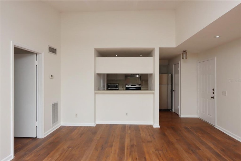 Photo 5 of 30 - 8681 Key Royale Ln #302, Tampa, FL 33614