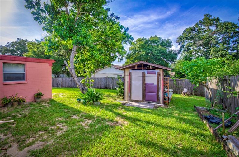 Photo 11 of 37 - 2202 Whitney Pl, Valrico, FL 33594