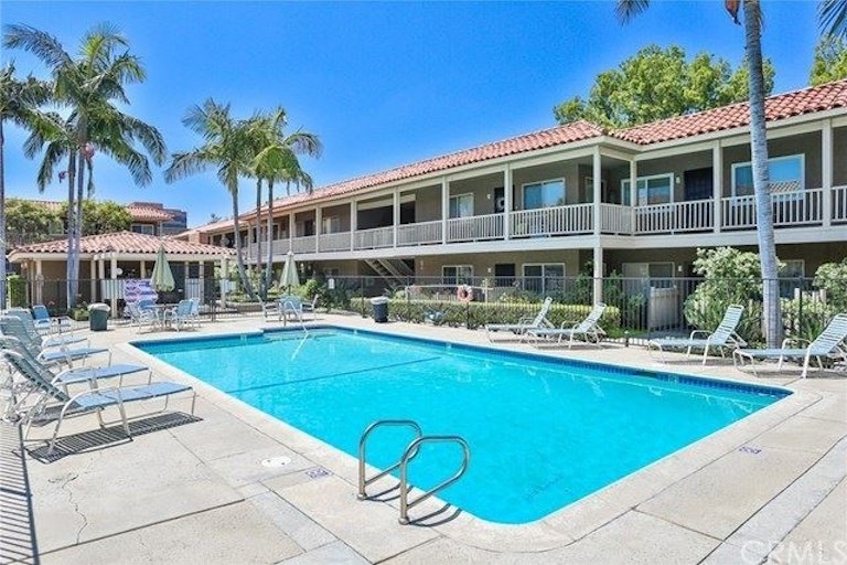 Photo 29 of 30 - 555 S La Veta Park Cir #116, Orange, CA 92868