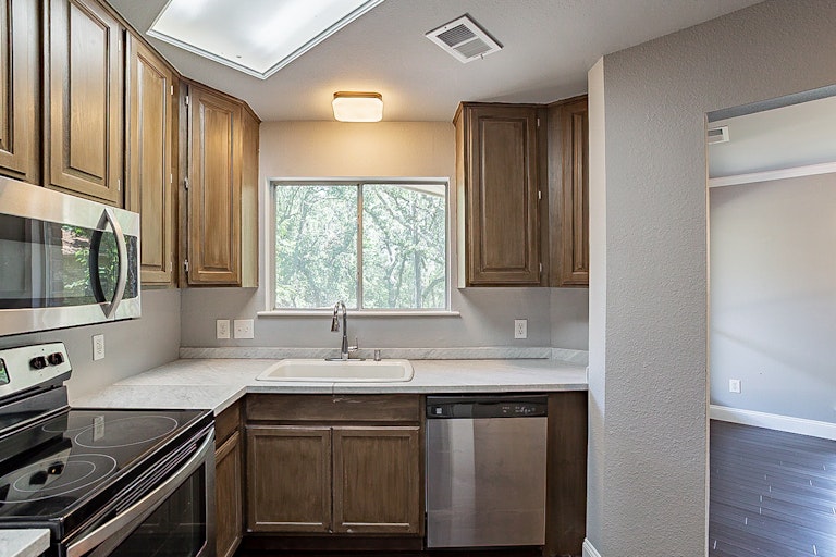 Photo 4 of 18 - 8322 Wickersham St, San Antonio, TX 78254