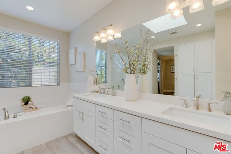 Photo 17 of 41 - 4342 Redwood Ave Unit C308, Marina Del Rey, CA 90292