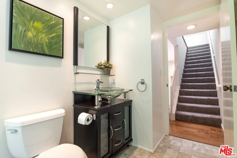 Photo 16 of 41 - 13965 Riverside Dr, Sherman Oaks, CA 91423