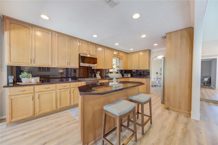 Photo 13 of 32 - 14118 Barryknoll Ln, Houston, TX 77079