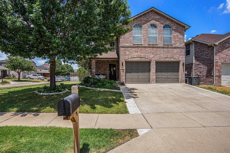 Photo 1 of 34 - 5901 Westgate Dr, Fort Worth, TX 76179