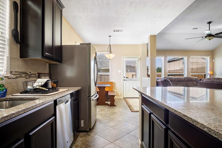 Photo 9 of 24 - 2018 Cadbury Castle Ln, Fresno, TX 77545